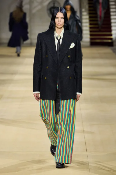 Look 11